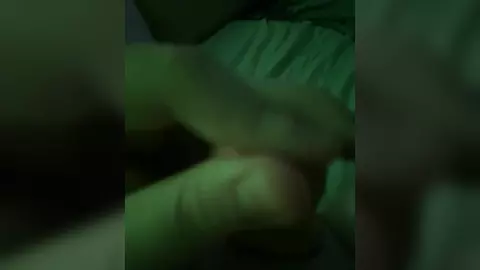 Me masturbo sozinho no meu quarto com fundo verde – curte?