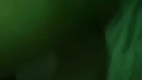 Me masturbo sozinho no meu quarto com fundo verde – curte?