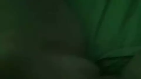 Ich wichse allein in meinem Zimmer mit Greenscreen, gefällt dir?