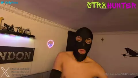 Uomo incappucciato mi sodomizza