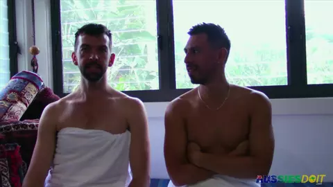 Bodhi & Larkin: massaggio tra amici