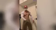 Tío musculoso caliente enseñando la polla