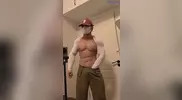 Tío musculoso caliente enseñando la polla