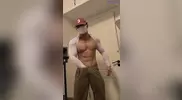 Tío musculoso caliente enseñando la polla