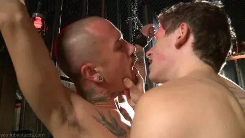 Kleiner Engel macht den tätowierten Macho zu seiner Schlampe