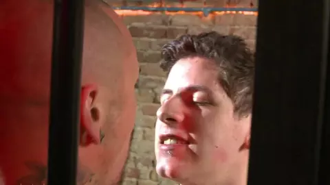 Anjinho faz do macho tatuado sua putinha