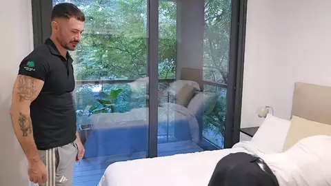Mâle bien monté baise le proprio