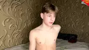 Geiler Twink Camboy solo vor der Webcam