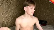 Geiler Twink Camboy solo vor der Webcam