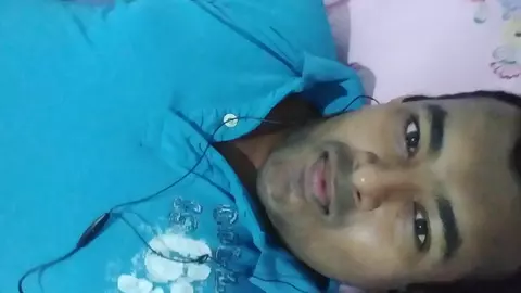 Twink dello Sri Lanka con cazzo piccolo si diverte nella stanza annessa