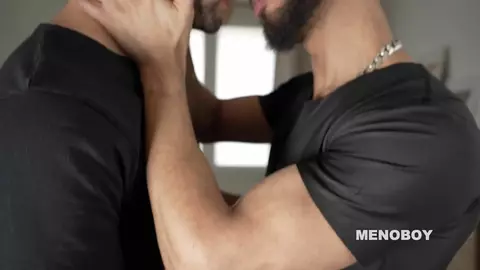 Marocain macho lui baise la bouche et le cul