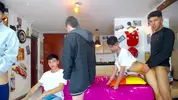 Heiße Latino-Twink-Orgie auf Cam