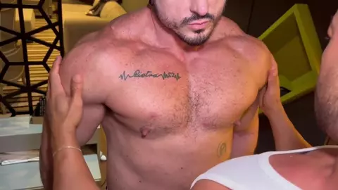 Adoración de machos musculosos – Parte 1