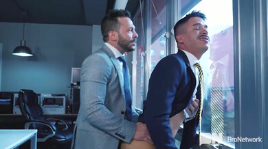 Ammiratore segreto in ufficio | John Brachalli & Jonathan Miranda