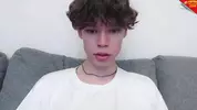 Twink très chaud en cam solo