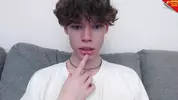 Twink très chaud en cam solo