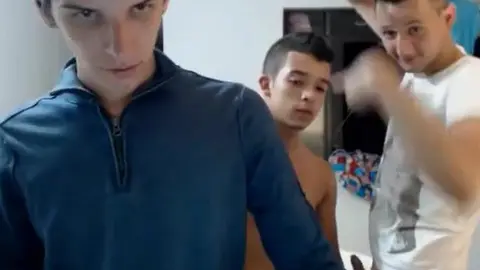 Heißer Twink-Dreier in der Cam