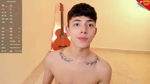 Novinho camboy sexy em show solo