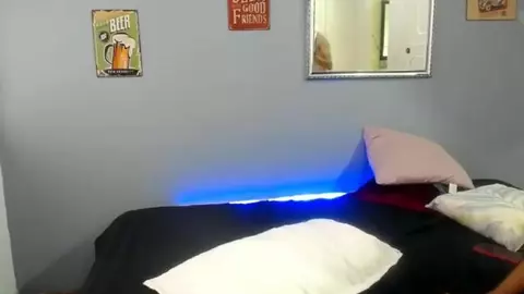 Twinks caldi sotto la doccia in cam