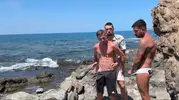 Un daddy chaud baisant un couple sur une plage - LIAM HARDING, Pablo Cortes, Sebas Cortes
