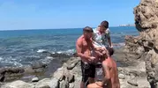 Un daddy chaud baisant un couple sur une plage - LIAM HARDING, Pablo Cortes, Sebas Cortes