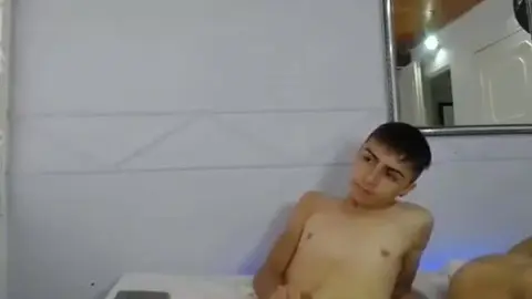 Deux twinks lovers entre potes