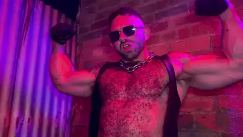 Ajuste de cuentas en cuero: la dominación hardcore de Bull Barrett