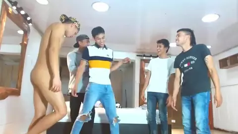 Latino-Twink-Orgie live auf Cam