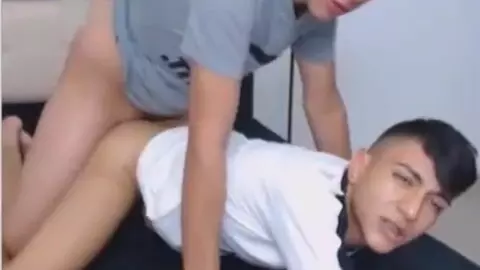 Deux twinks chauds en cam privée