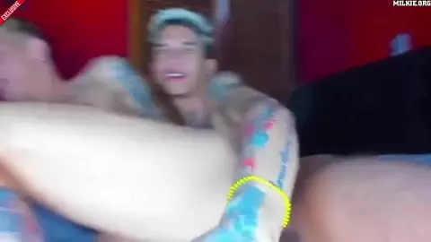 Heißes Twink-Paar tätowiert