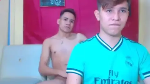 Couple de camboys latinos - baise chaude en chambre