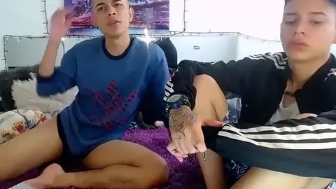 Couple twinks latinos après la teuf – partylatingro