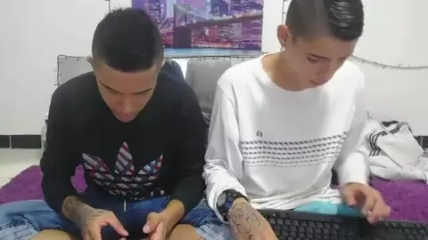 Couple de potes twinks latinos après la soirée – partylatingro