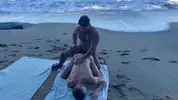 O australiano Matthew Ellis e Beau Butler fazem flip fuck na praia