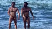 O australiano Matthew Ellis e Beau Butler fazem flip fuck na praia