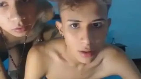 Camboy-Boyfriends im Schlafzimmer-Show