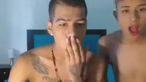 Camboy-Boyfriends im Schlafzimmer-Show