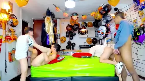 Grupo de amigos twinks latinos camboys em show pornô