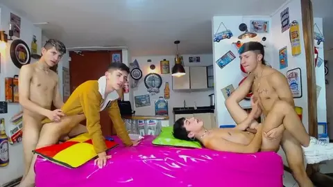 Foursome birichino di camboys in sex show in camera