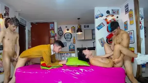 Versauter Camboy-Vierer in der Sexshow im Zimmer