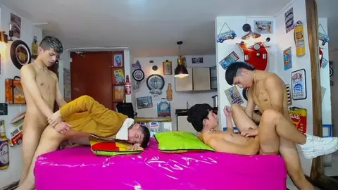 Foursome travieso de camboys en sex show en la habitación