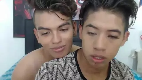 Casal de camboys twinks bem quentes trepando em show de cam no quarto