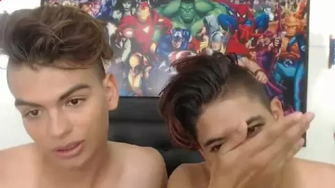 Coppia di camboy twink super hot che scopa in cam in camera