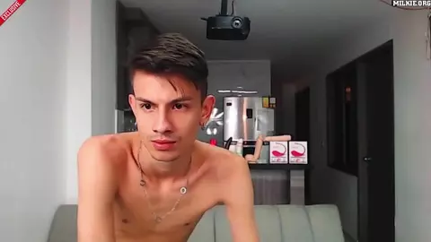 Amici twink scopano in cam - davidtwomen