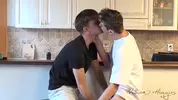 Heißes Twink-Porno-Paar zuhause - Liam Rose