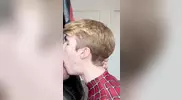 Ragazzi giovani che scopano vestiti da Spiderman