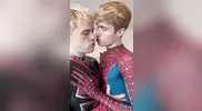 Ragazzi giovani che scopano vestiti da Spiderman