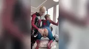 Ragazzi giovani che scopano vestiti da Spiderman