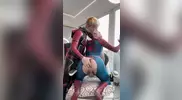 Ragazzi giovani che scopano vestiti da Spiderman