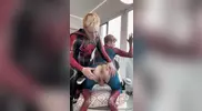 Ragazzi giovani che scopano vestiti da Spiderman